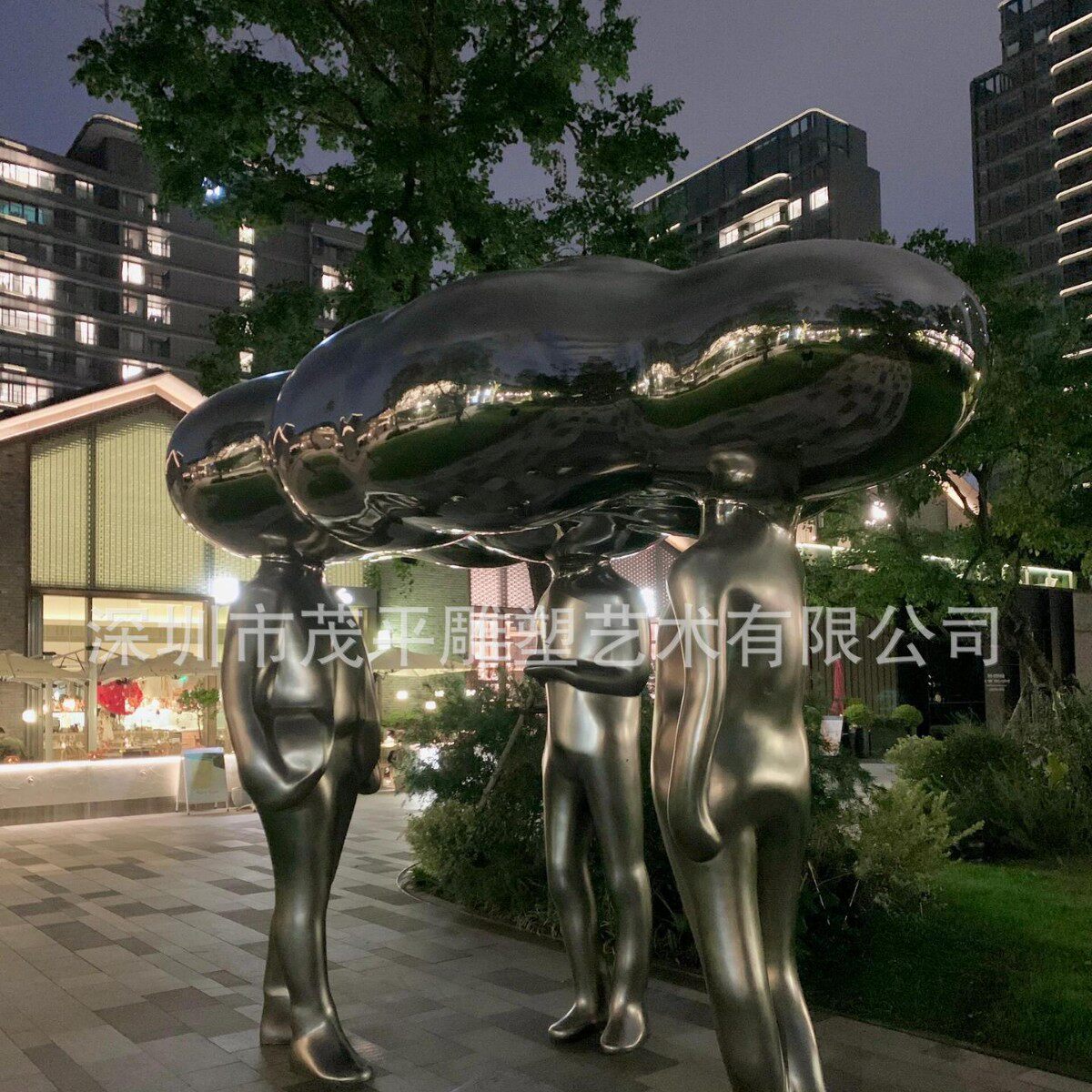 镜面不锈钢云端人物雕塑创意户外雕塑景观装饰酒店售楼部公共艺术