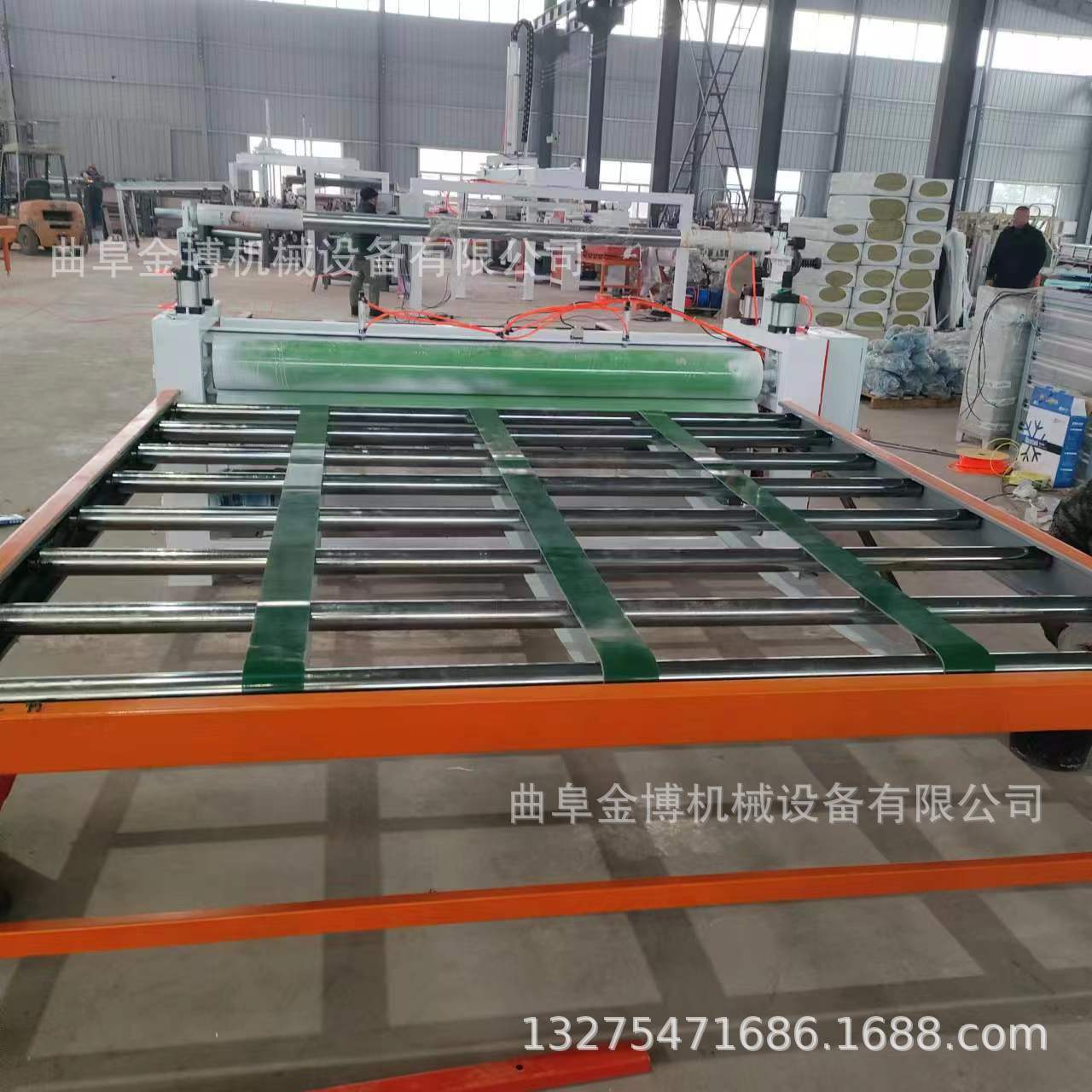 在金属板表面覆膜的机械贴膜机蓝色保护膜黑色保护膜覆膜机设备