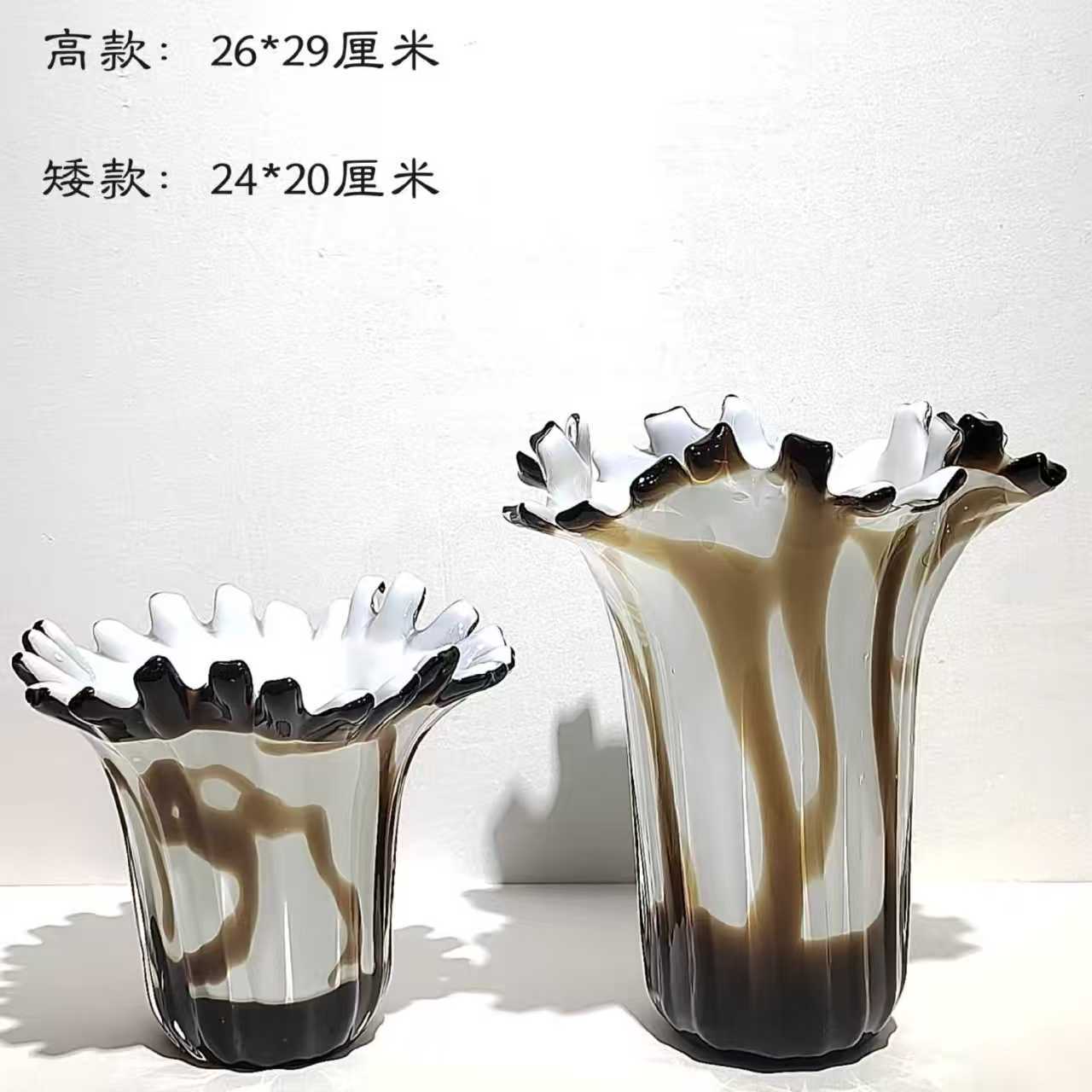 现代简约白色+棕色条纹荷花边玻璃花瓶家居样板房客厅桌面摆件