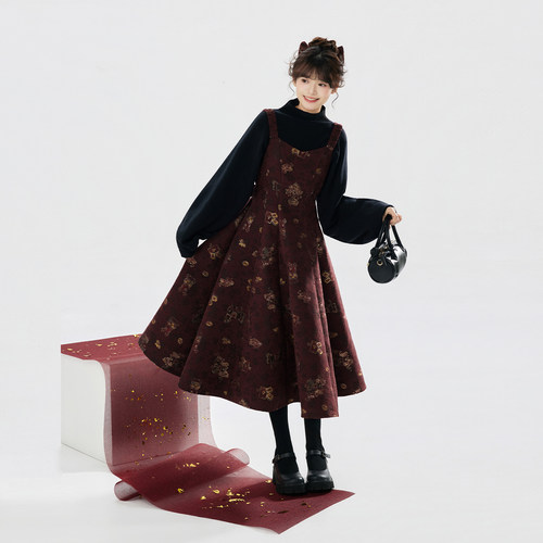 织造司[聚宝盈春]马年红色新年战袍暗纹织金吊带连衣裙女毛衣套装