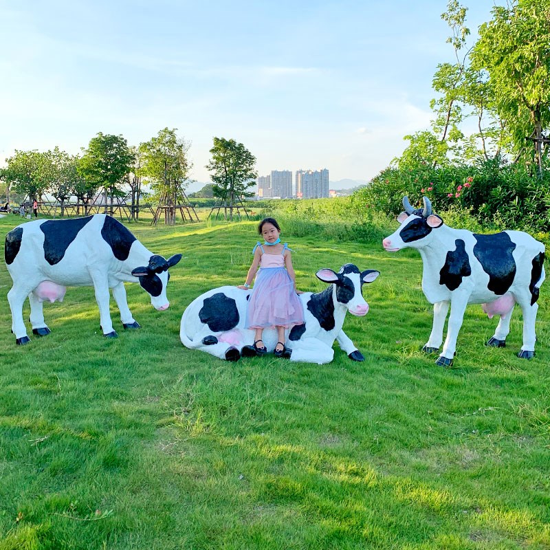 户外大型仿真奶牛雕o塑园林农牧场草坪景观玻璃钢动物模型装饰摆