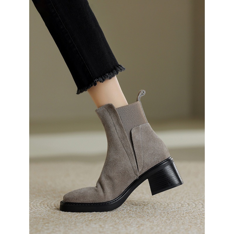 粗跟绒面灰色瘦瘦靴秋冬季