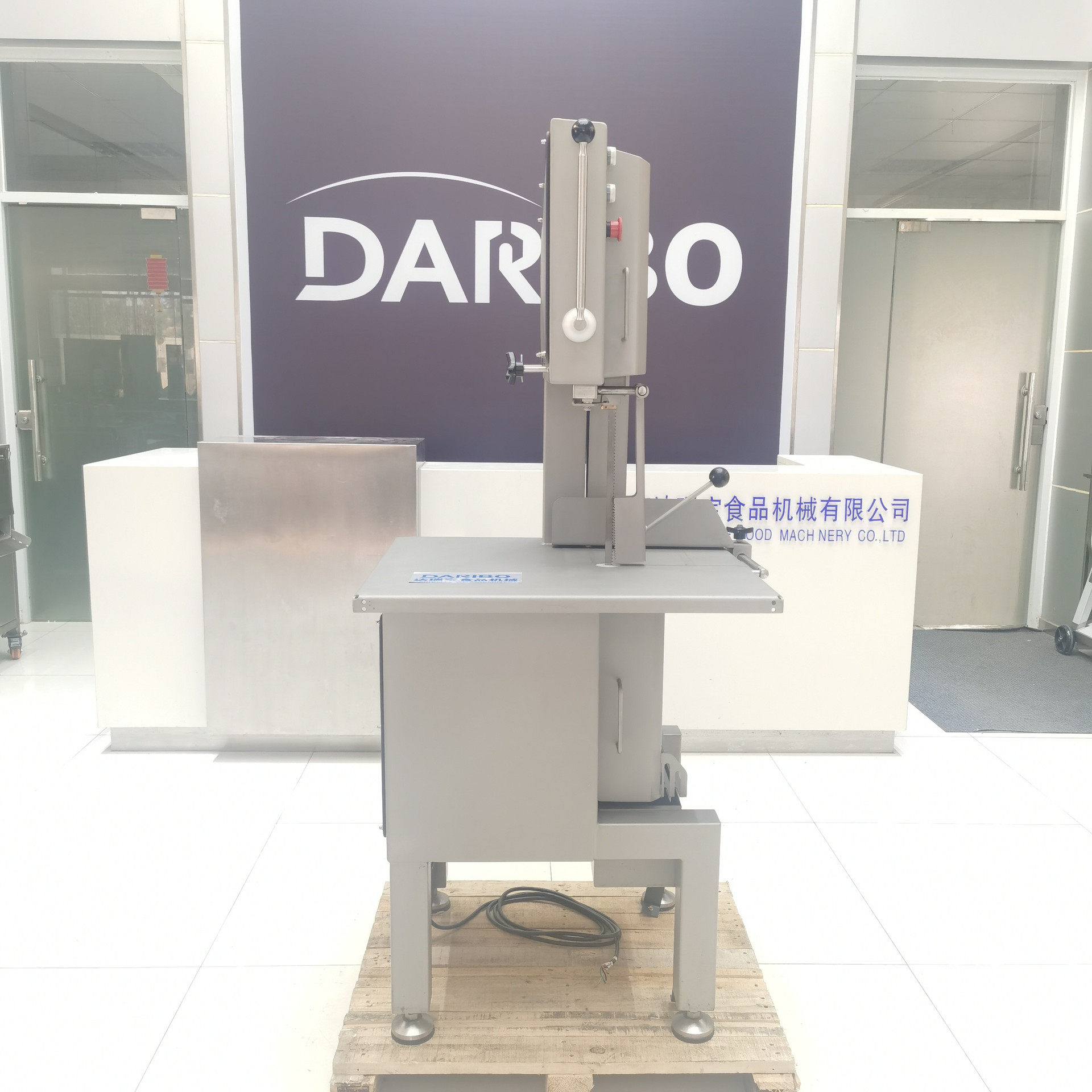 W厂家直销锯骨机厂家直供全自动商用锯骨机电动切骨机切骨头机器