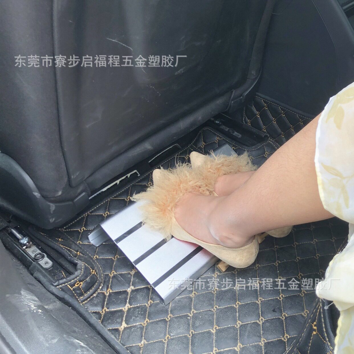 适用于汽车后排休息踏板 放脚踏板汽车通用踏板后排座椅歇息踏板