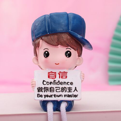 极速创意励志卡通抱字牌自信乐观吊脚娃娃树脂工艺儿童房客厅装饰