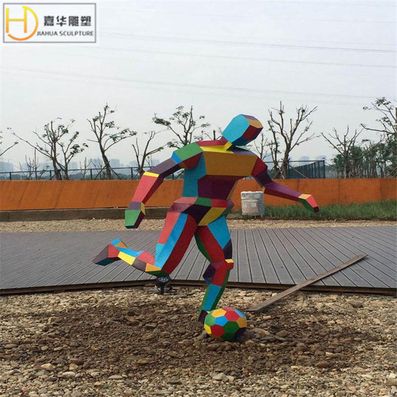 户外玻璃钢抽象雕塑制作彩绘踢足球人物摆件园林广场抽象装饰摆件