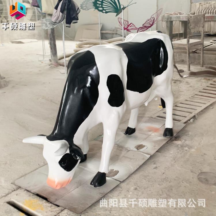 制作玻璃钢彩绘小奶牛动物雕塑户外广场公园园林景观美陈装饰摆件