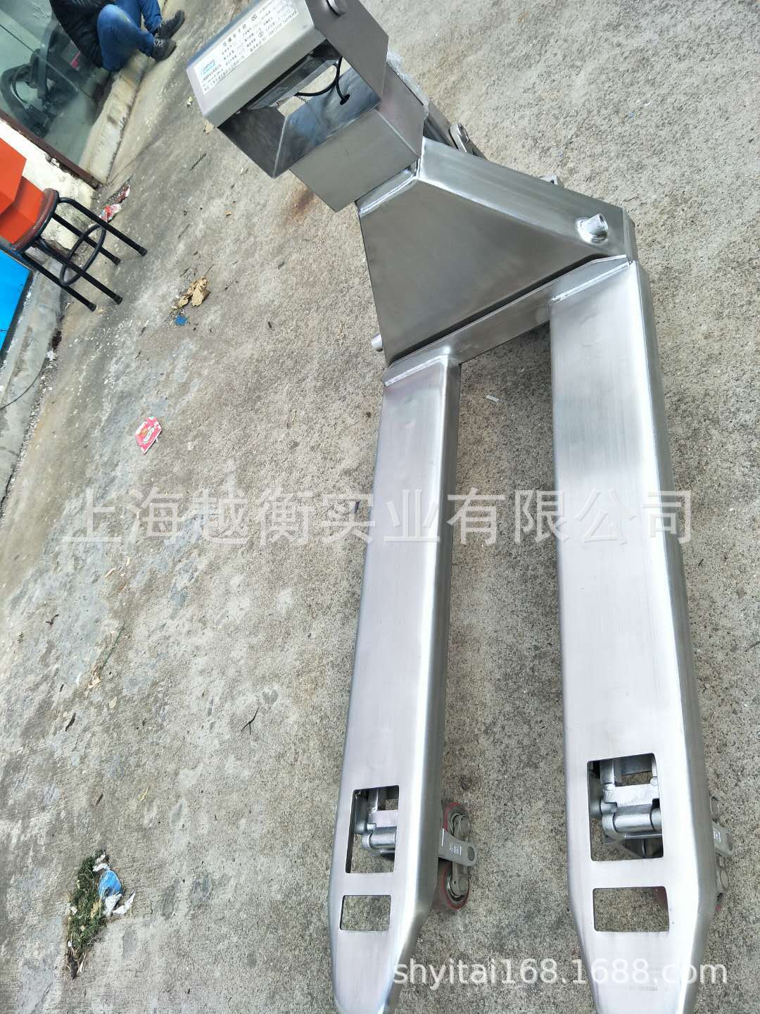 1-3吨不锈钢手动液压叉车带电子称多少钱越衡2t地牛称重叉车