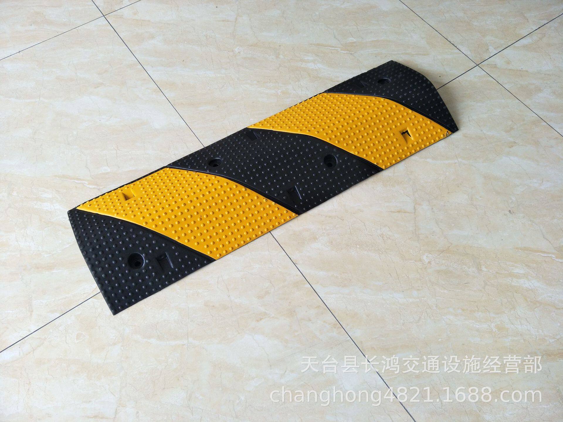 橡胶斜条减速带1000x300x60mm公路道路减速板缓冲带斜坡减速车库