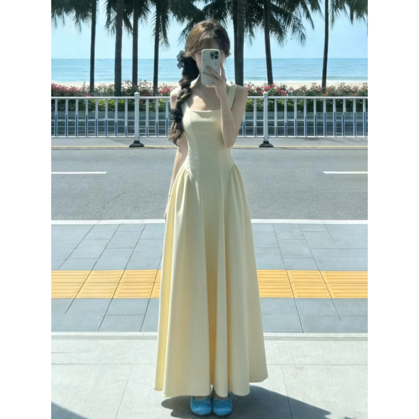 黄色吊带连衣裙女2026新款春海边度假多巴胺穿搭修身掐腰无袖长裙