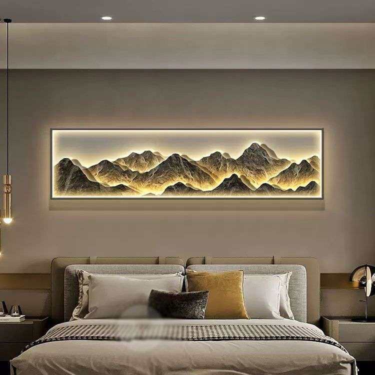 现代轻奢卧室装饰画背有靠山床头挂画山水画高级感主卧房间灯壁画