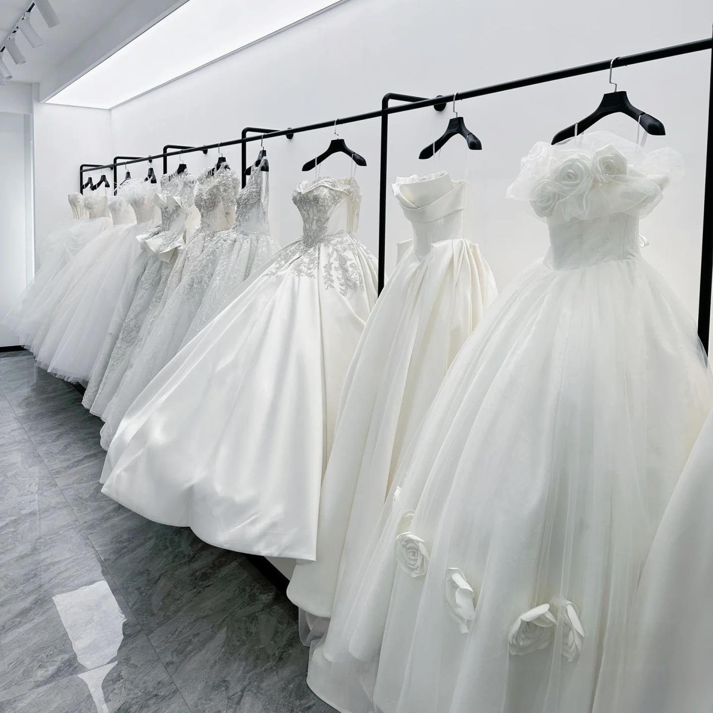 落地靠墙婚纱展示架黑色婚纱架子上墙壁挂礼服架悬挂衣架加厚定制