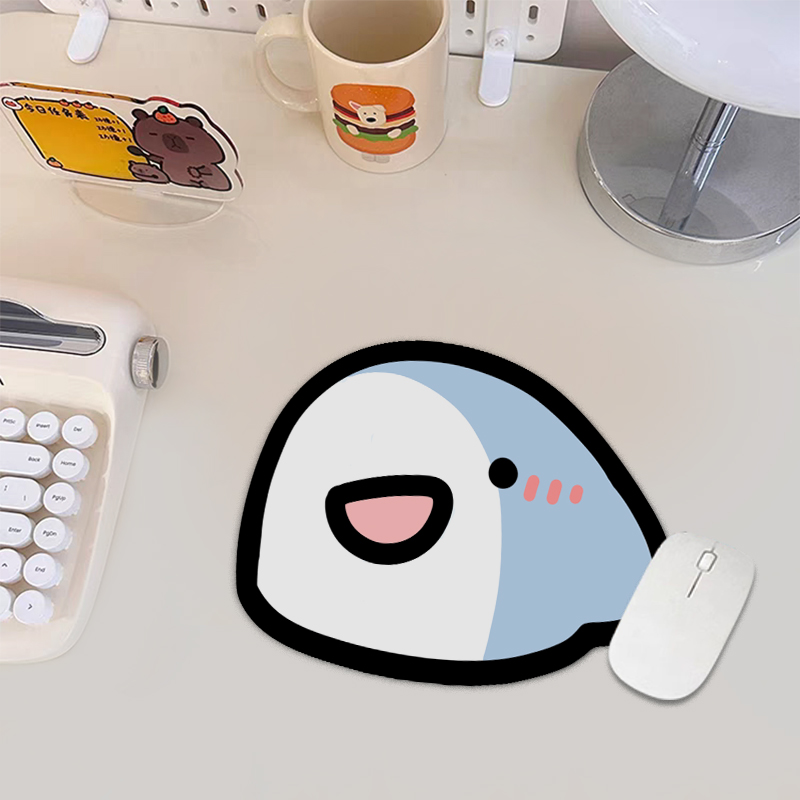 可爱小鲨鱼鼠标垫卡通电脑桌垫高颜值游戏办公滑鼠垫布面软垫杯垫