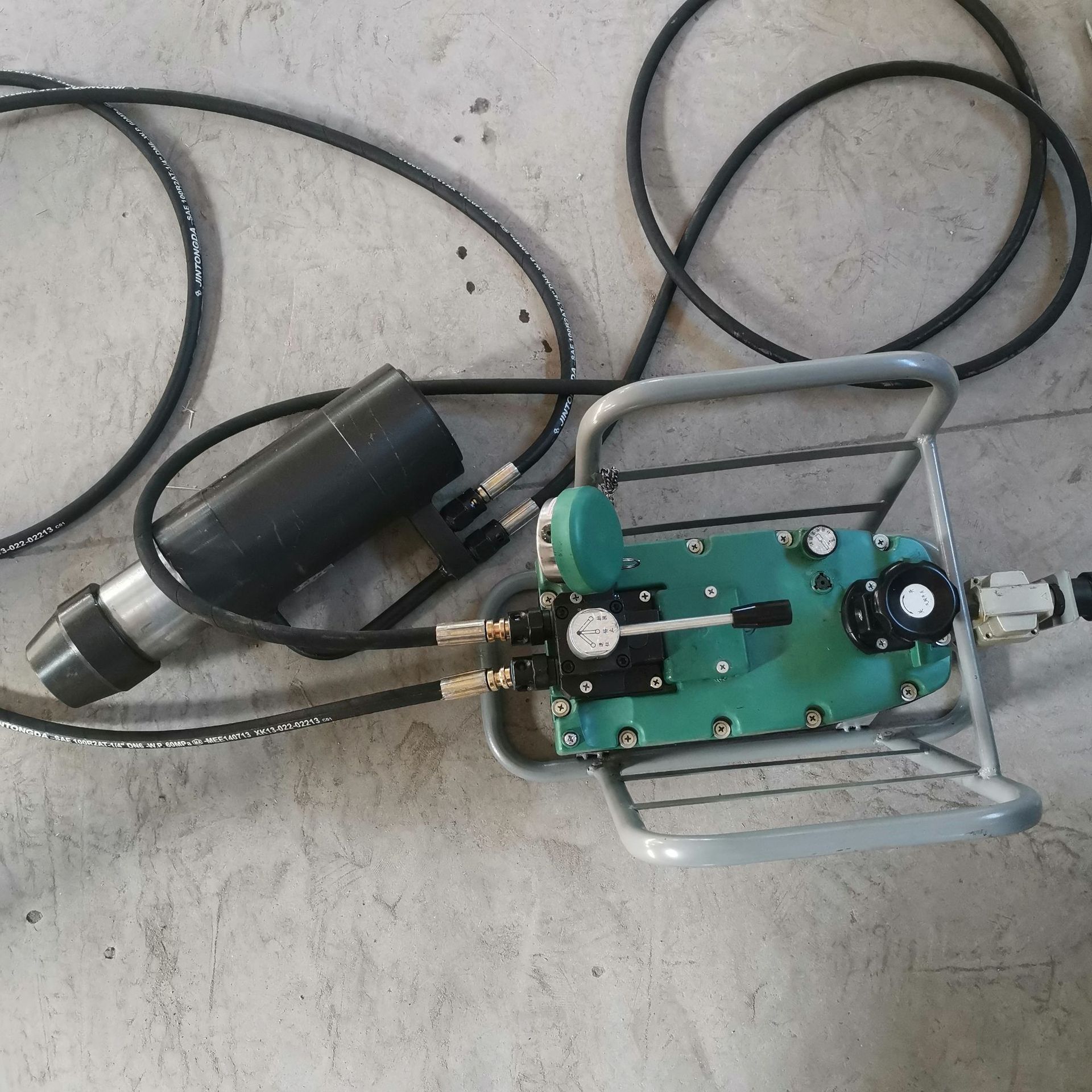 气动锚索张拉机具 MQ型矿用钢绞线预应力张拉器 千斤顶张紧器 - 实物图