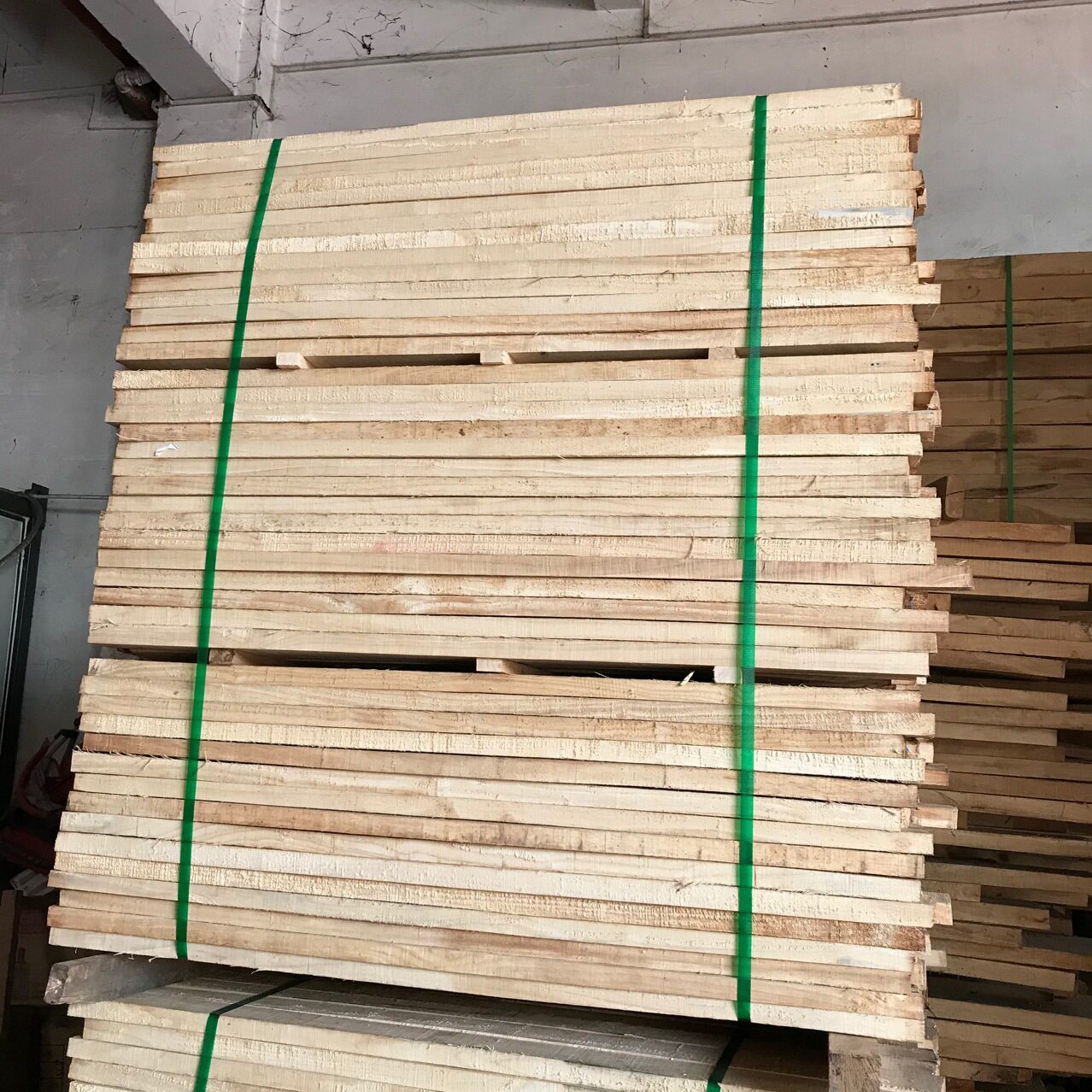 大量批发供应泰国橡胶木规格实木板家具料楼梯扶手材