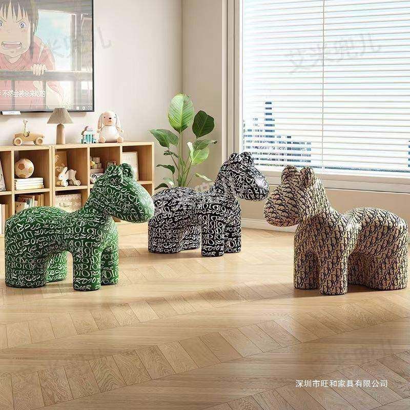 网红UZZ骑马小狗椅小通友朋小孩亲儿童凳卡可爱客厅创意子摆件小