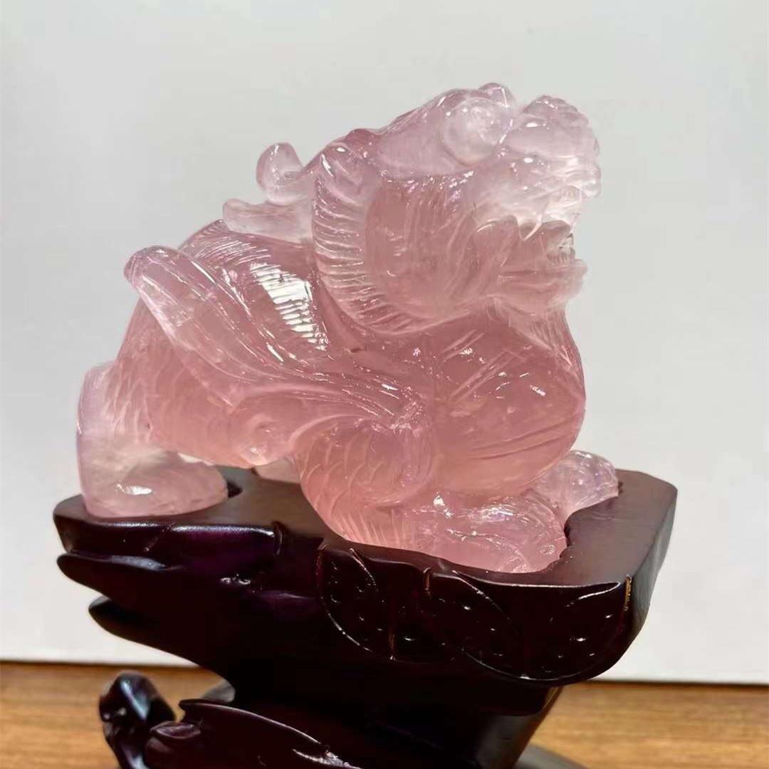 天然冰种粉晶水晶雕刻站飞貔貅水白晶天摆713粉晶原石件