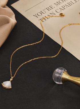 新款金色猫眼石裙子钛钢项链女经典白色轻奢扇子锁骨链三角形项链