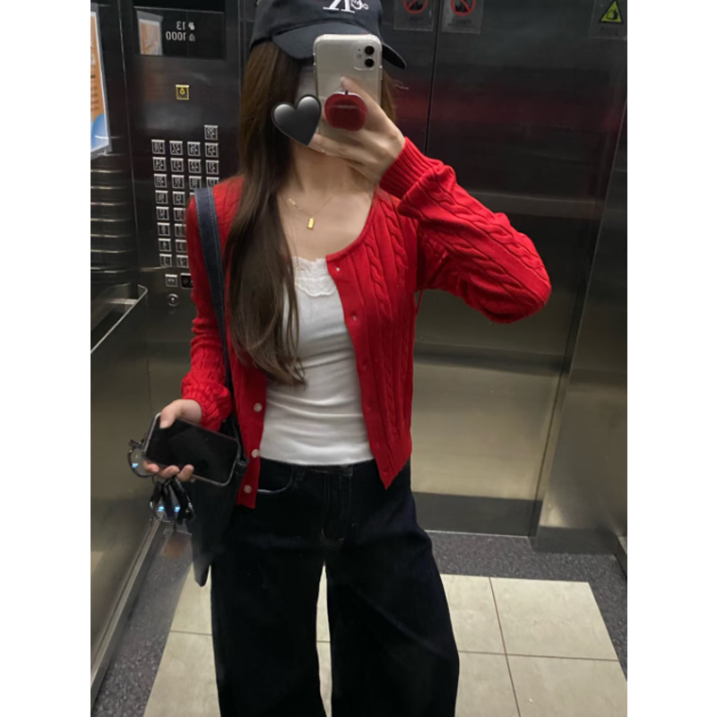 巨好看的韩系早秋穿搭红色麻花毛衣开衫女独特超好看短款针织外套