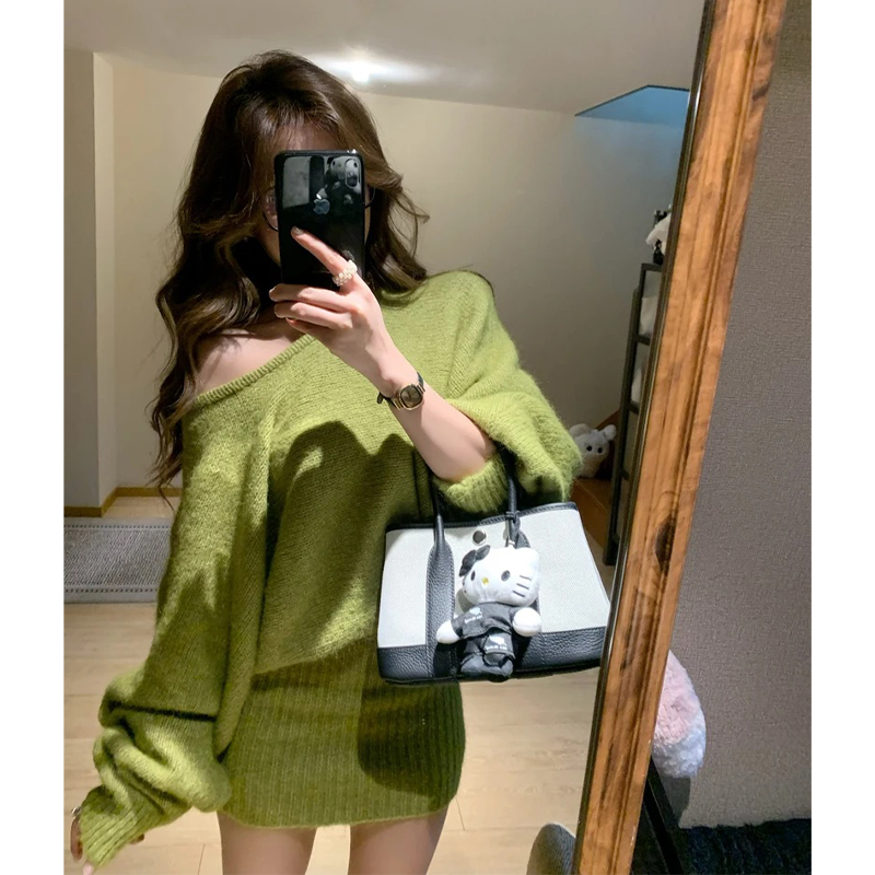 韩系氛围感绿色小个子斜肩蝙蝠袖毛衣连衣裙女秋冬修身包臀短裙子