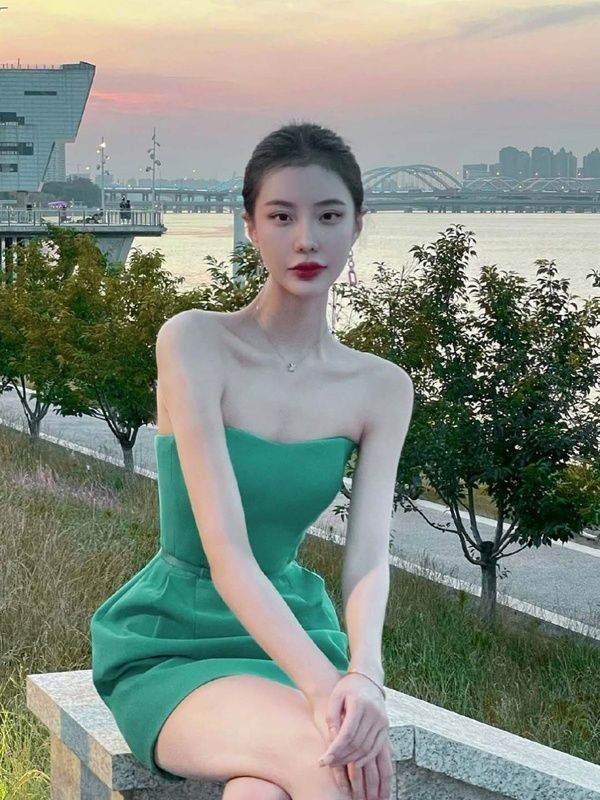 RUIQ连衣裙女装2024年新款设计感小众高级感时尚减龄抹胸包臀短裙