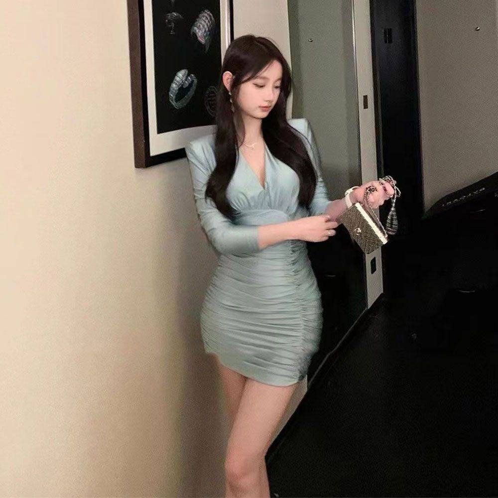 早秋款纯欲风性感辣妹V领褶皱包臀连衣裙子设计感气质