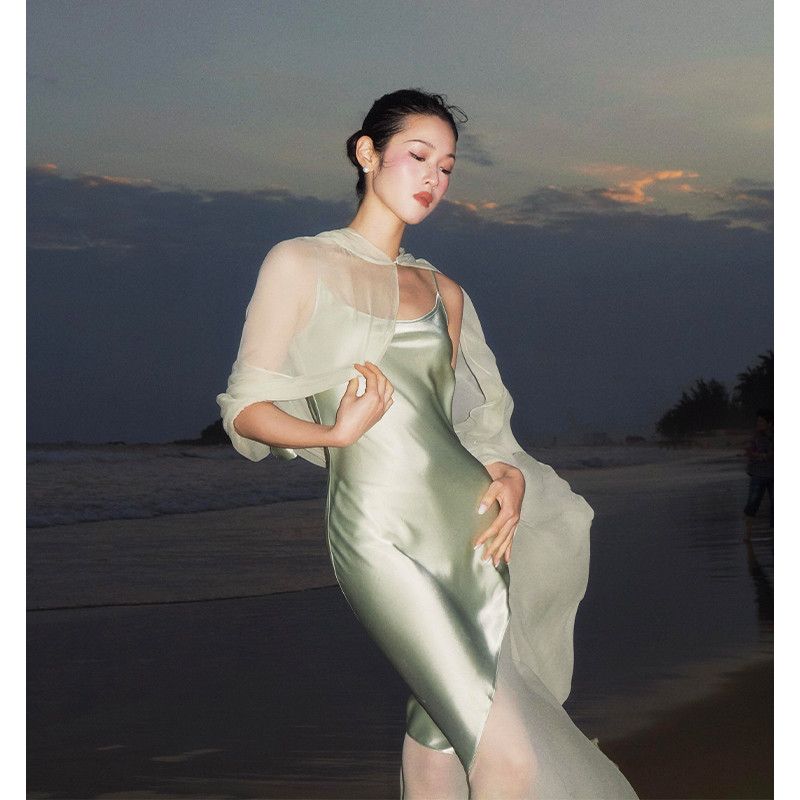 光泽感拼纱吊带裙礼服套