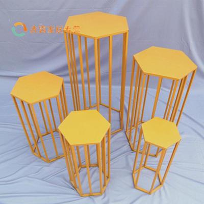 新款铁艺婚庆六边形圆柱甜品台蛋糕架橱窗装饰摆饰婚礼迎宾路引