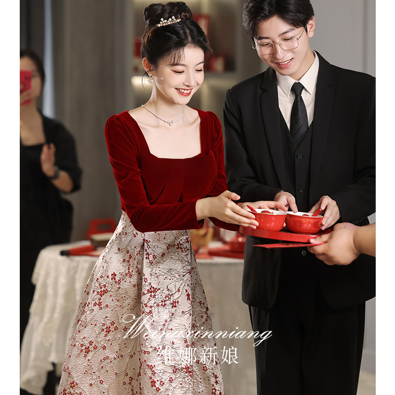 高级感敬酒服新娘2025新款酒红色丝绒订婚礼服连衣裙拼接回门便装