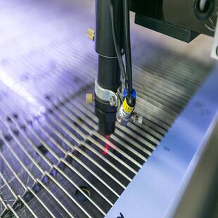 供应全自动电脑裁床高端定制衬衫专用智能激光裁剪机雕刻SJF1626