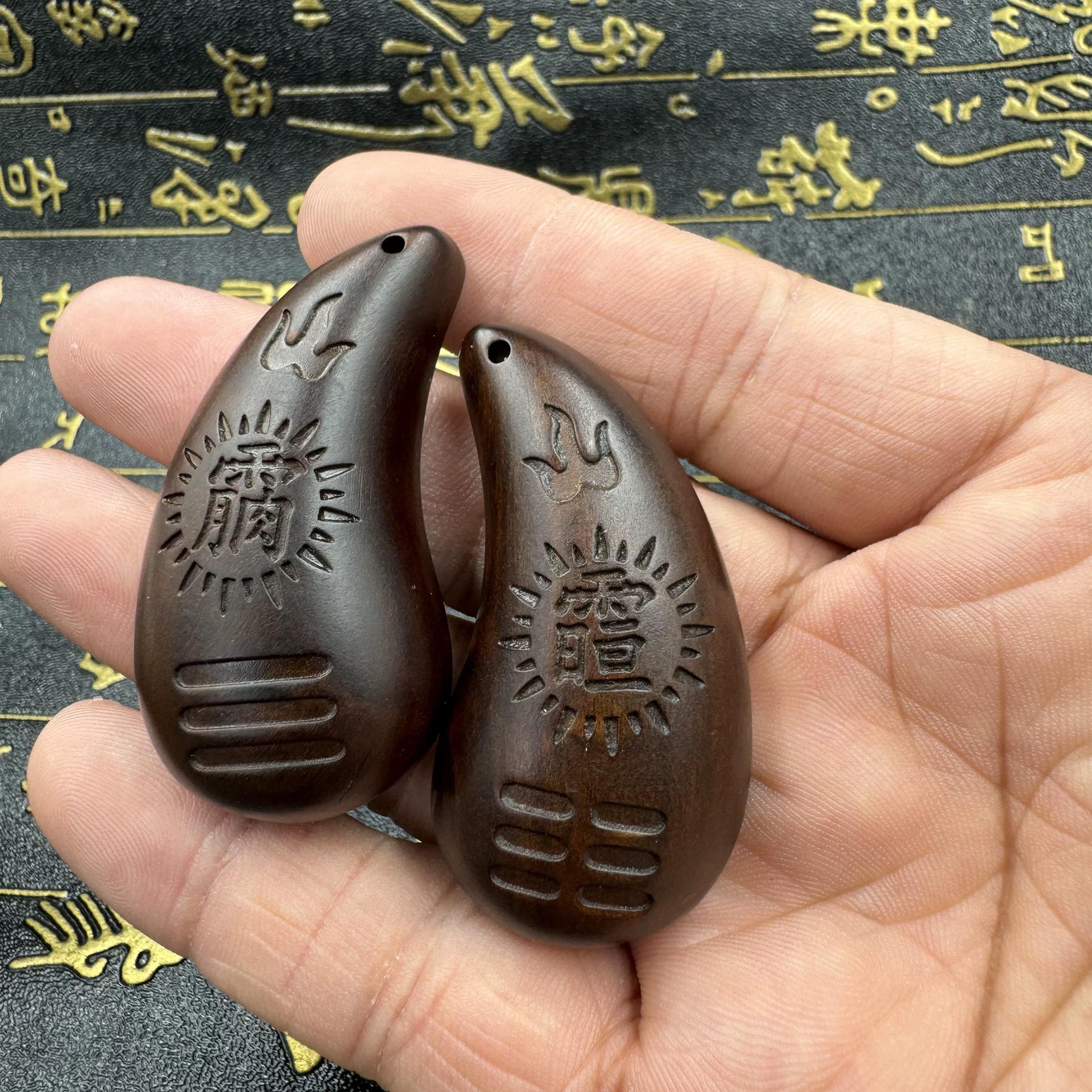 山玉化字枣木牛角圣VNC卦迷你枣木圣龙杯木卦手把件虎文玩讳乾坤
