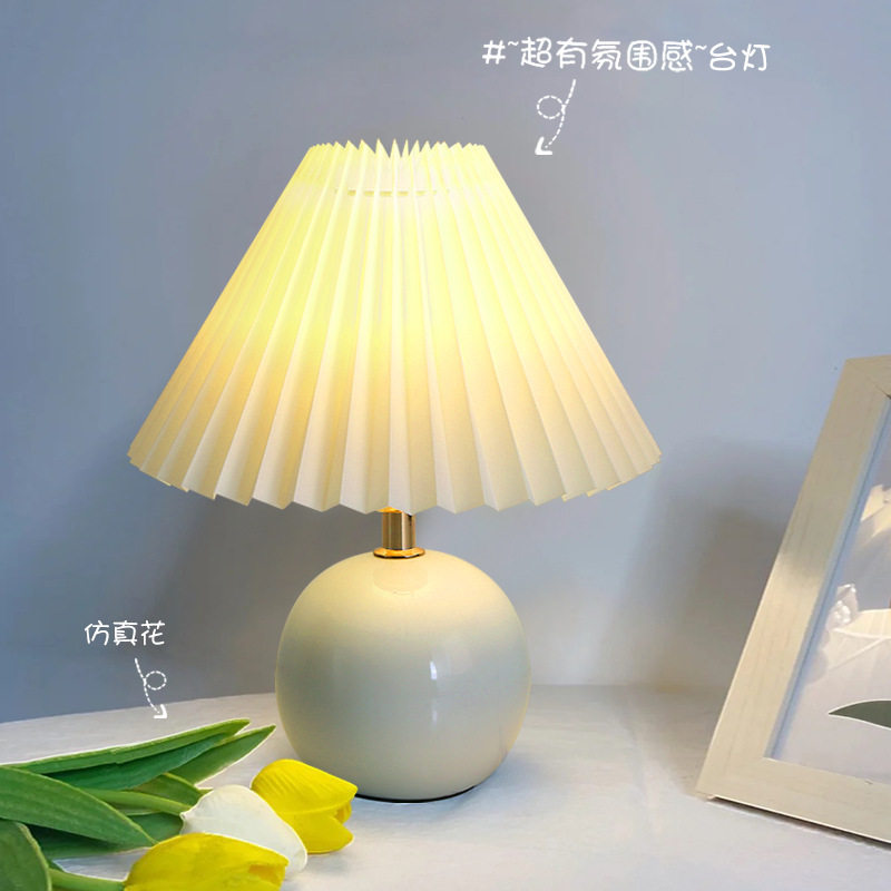 创意台灯百褶少女卧室小夜灯北欧网红ins氛围感陶瓷装饰床头台灯