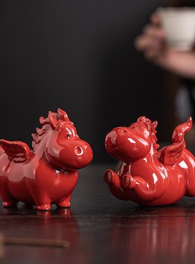 陶瓷红色马摆件招财客厅玄关办公室桌面装饰可爱飞天生肖马吉祥物