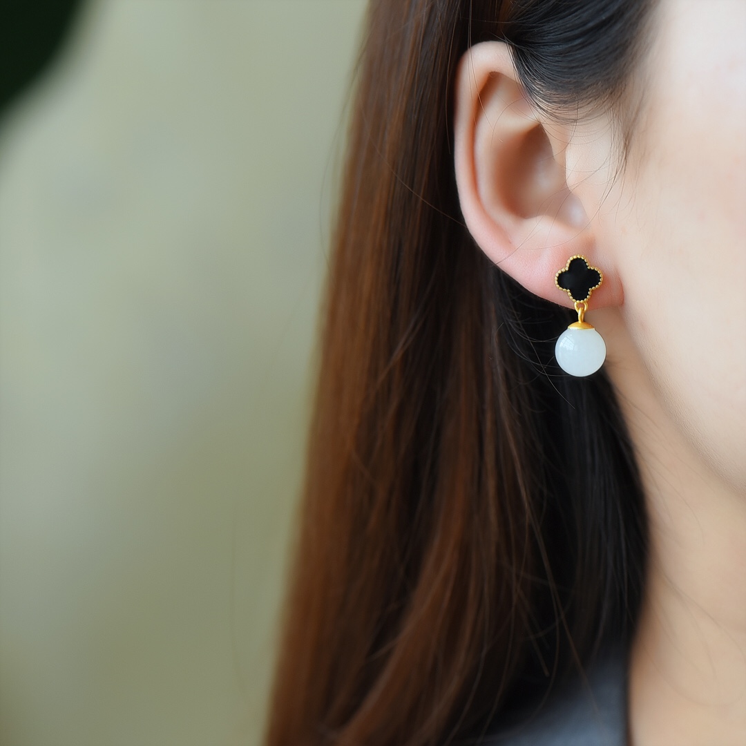 纯银短款和田玉时尚四叶草耳钉黑色珍珠耳环S925银天然设计