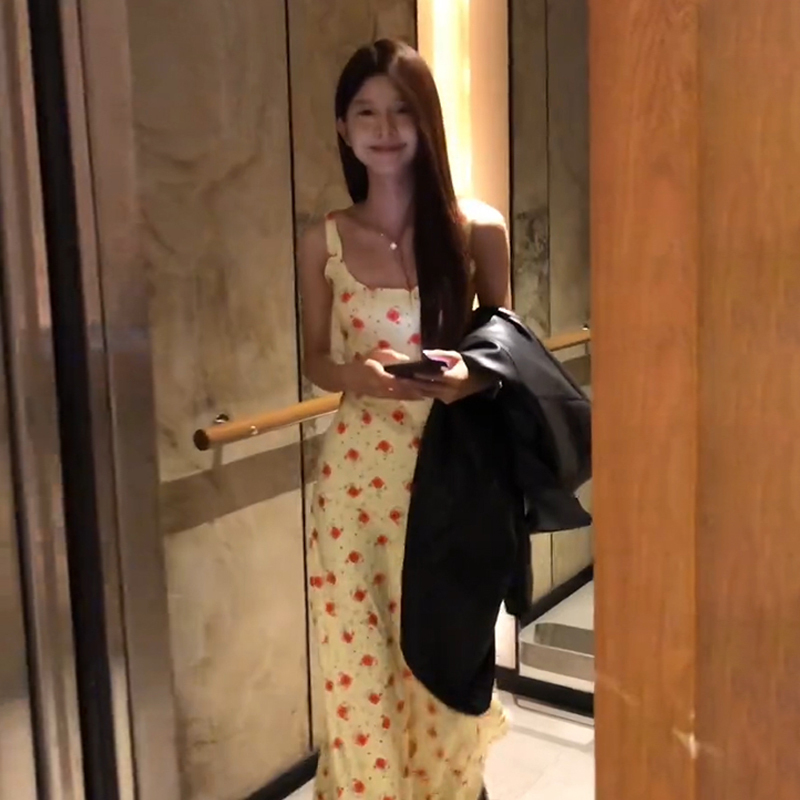碎花吊带连衣裙子女装2024新款夏季桔梗茶歇法式显瘦海边度假长裙