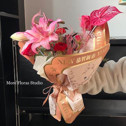 新款2025蛇年烫金牛皮纸冬青花束纸新年喜庆花束包花纸鲜花礼品纸