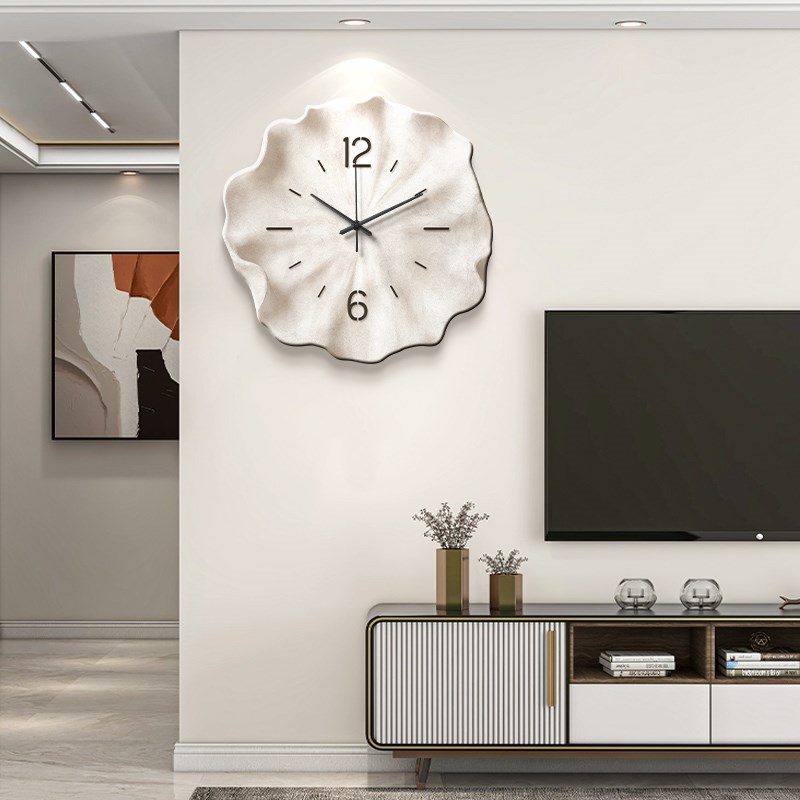 轻奢高级感客厅挂钟2p025年新款钟表挂墙餐厅创意杏叶子家用时钟