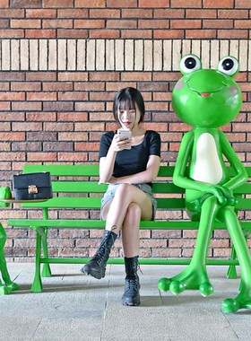 户外卡通青蛙落地大型摆件牛蛙雕塑玻璃钢商场网红U厅迎宾美陈装