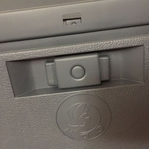 重汽737 757 777国三国四仪表台杂物箱开关 工作台工具箱卡扣