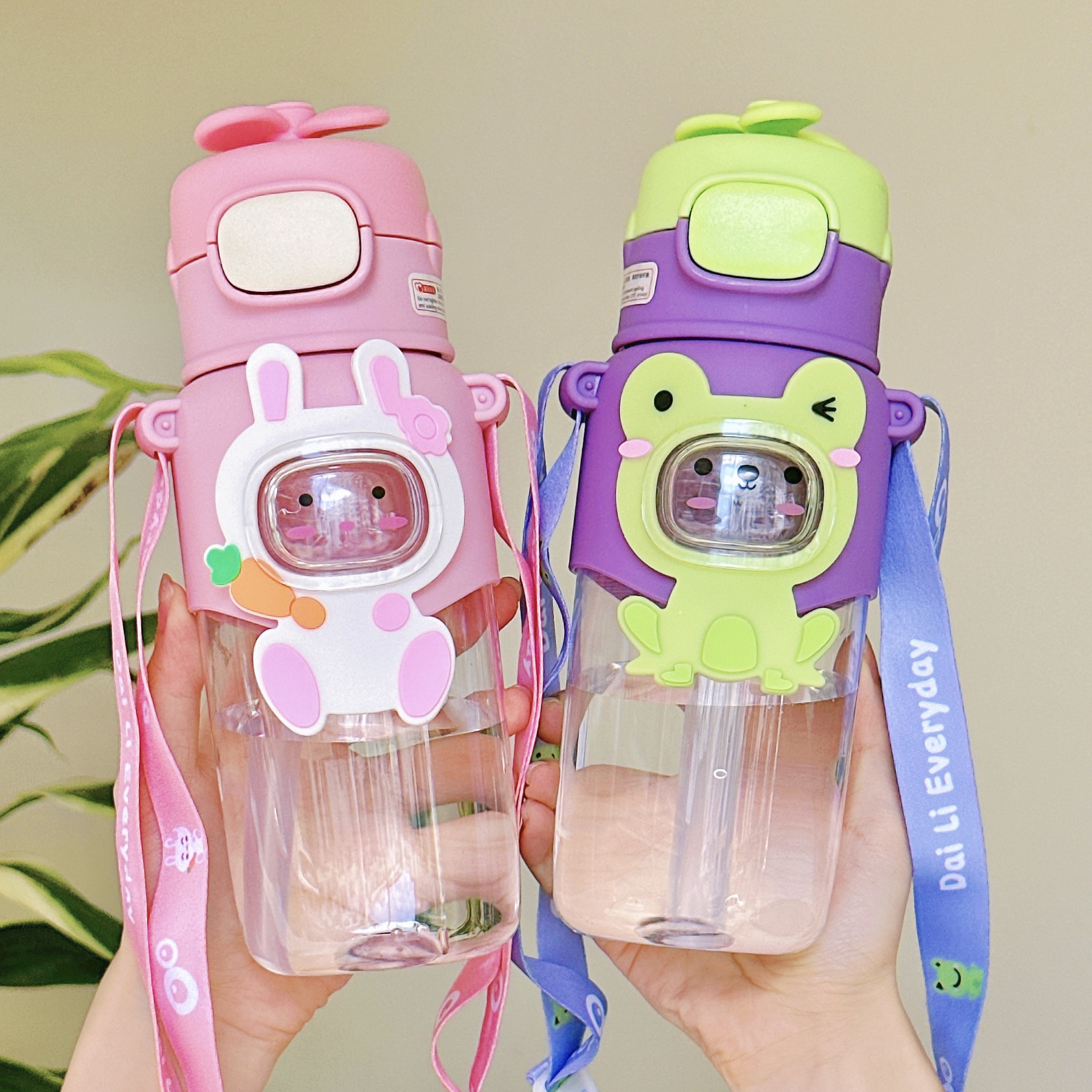 新款水杯萌宠儿童吸管杯带吸管可爱塑料杯子挂绳学生水杯600ml