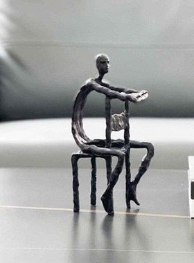 轻奢抽象c艺术铸铁坐姿人物摆件客厅电视柜玄关家居装饰雕塑摆设