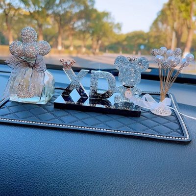 创意私人定制字母汽车内载用品网红女神款中控台仪表盘摆件装饰品