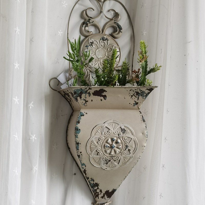 设计师新款家居庭院装饰品欧式铁艺做旧浮雕壁挂花斗园艺挂件花器