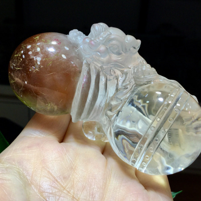 东海水晶天然红兔毛绿碧玺发狮子舞绣球把玩件小摆件