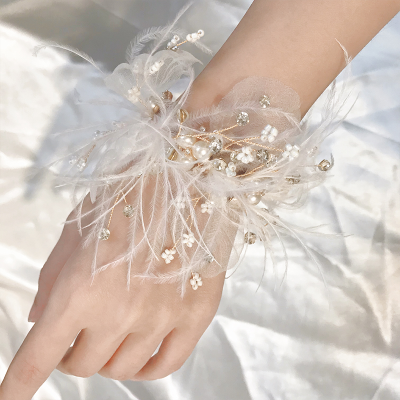 高级感新娘结婚礼超仙美羽毛手腕花伴娘团表演出走秀手环花配饰女