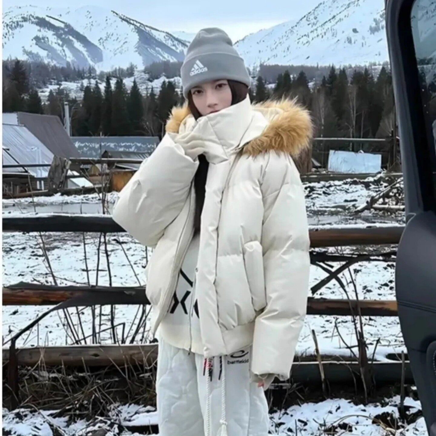 米白色大毛领连帽羽绒棉服男女款