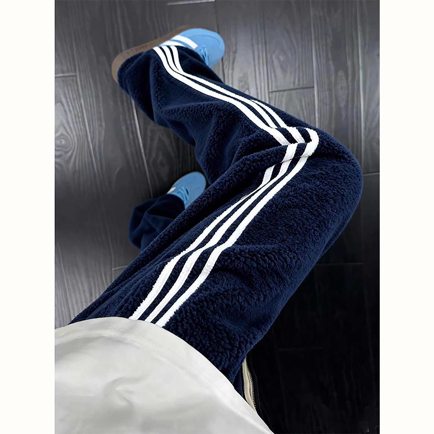 藏青色羊羔绒三条杠运动卫裤男