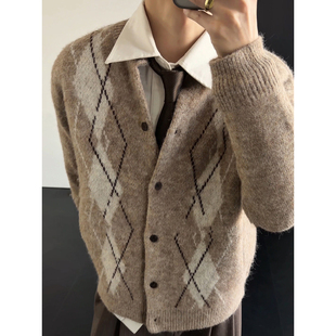 美式卡其色开衫毛衣男款秋冬老钱风菱格针织衫慵懒氛围感正肩外套