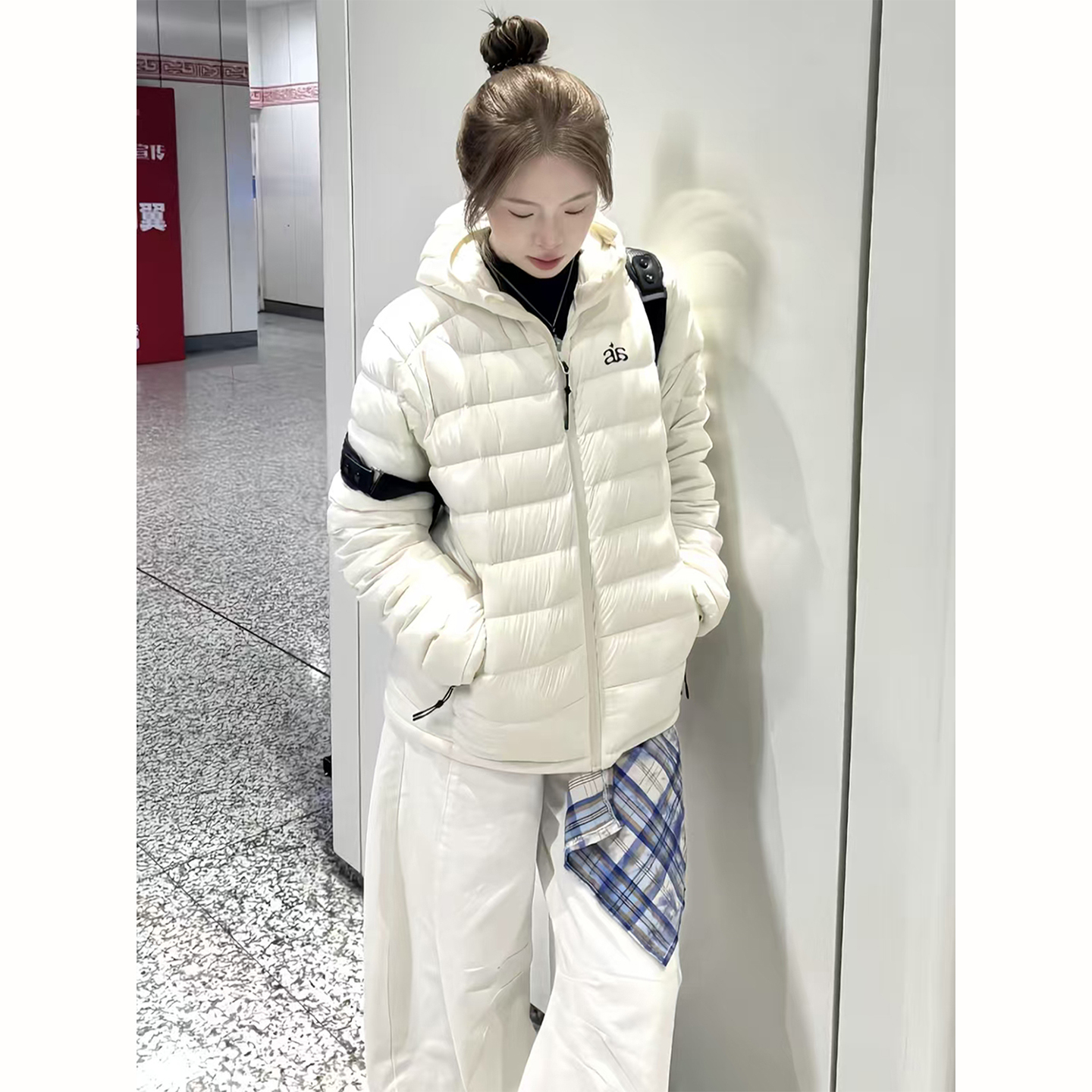 白色轻量化排骨羽绒服男女冬季