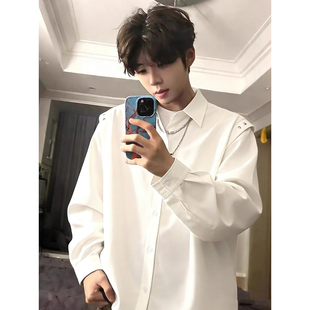英伦雅痞男装白色长袖衬衫春季男模穿搭小众设计感衬衣高级感外套